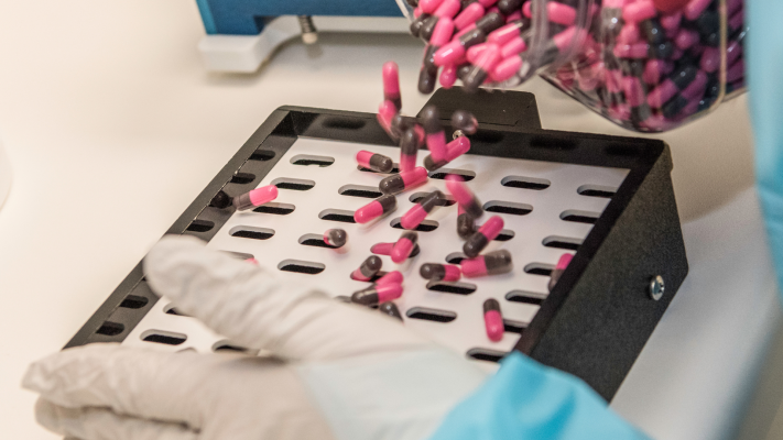Cápsulas manipuladas sendo produzidas em laboratório
